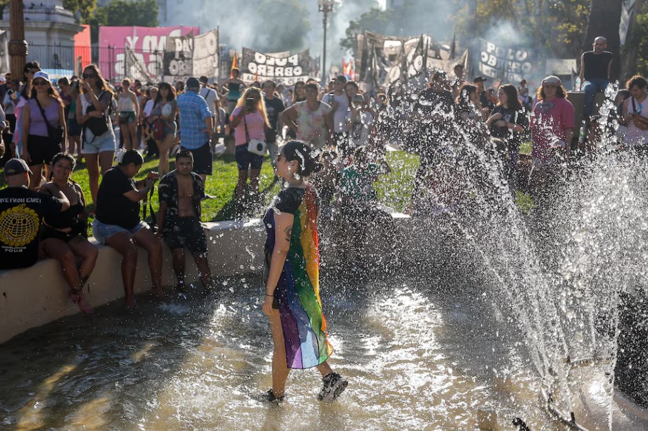 Marcha federal LGBT+: Con consignas contra Milei, miles de personas se manifestaron en plaza de Mayo