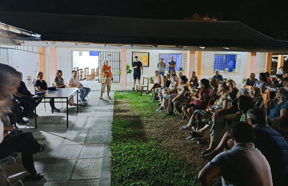 Vecinos de un barrio se reunieron con funcionarios municipales e integrantes de la policía