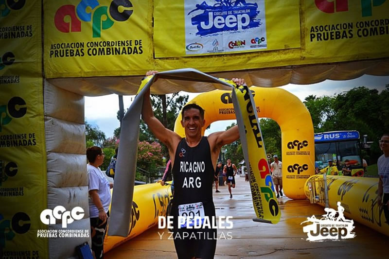 El concordiense Alejandro Ricagno se quedó con el Triatlón Jeep en Paraná