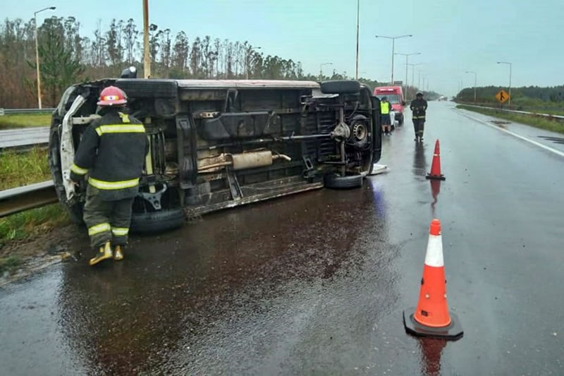 Ruta 14: Una utilitaria volcó bajo la lluvia al noroeste de la ciudad de Concordia