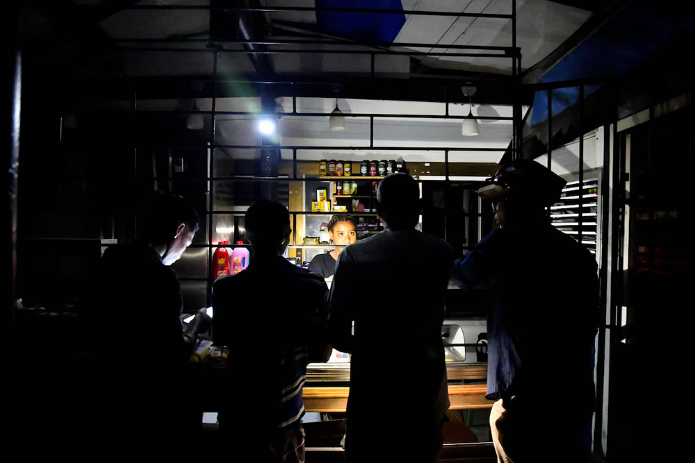 Crisis en Cuba: Ante los constantes cortes de energía, los cubanos se vuelcan al carbón para cocinar