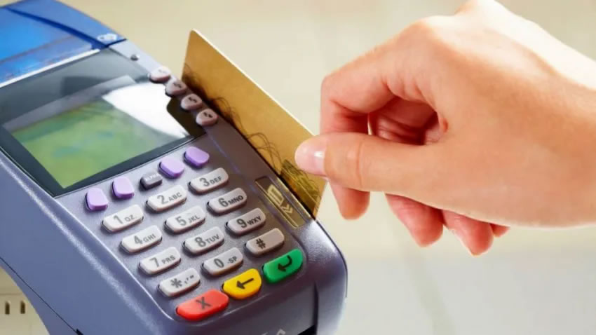 Una nueva medida del BCRA, habilitó pagos en dólares o con tarjeta de débito en cuotas