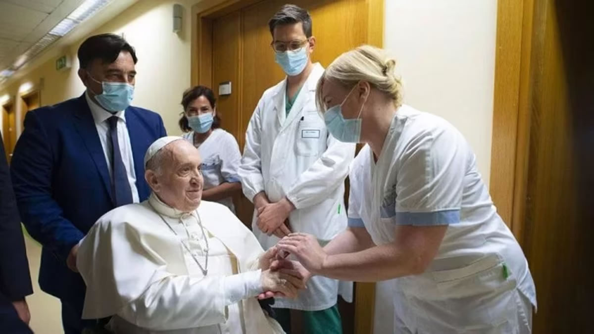 El Papa tiene neumonía bilateral y su cuadro clínico sigue complejo