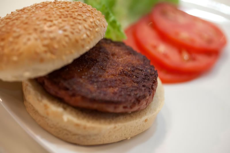 La carne de laboratorio avanza en el mundo: ¿Cuándo llegará a la mesa de los argentinos?