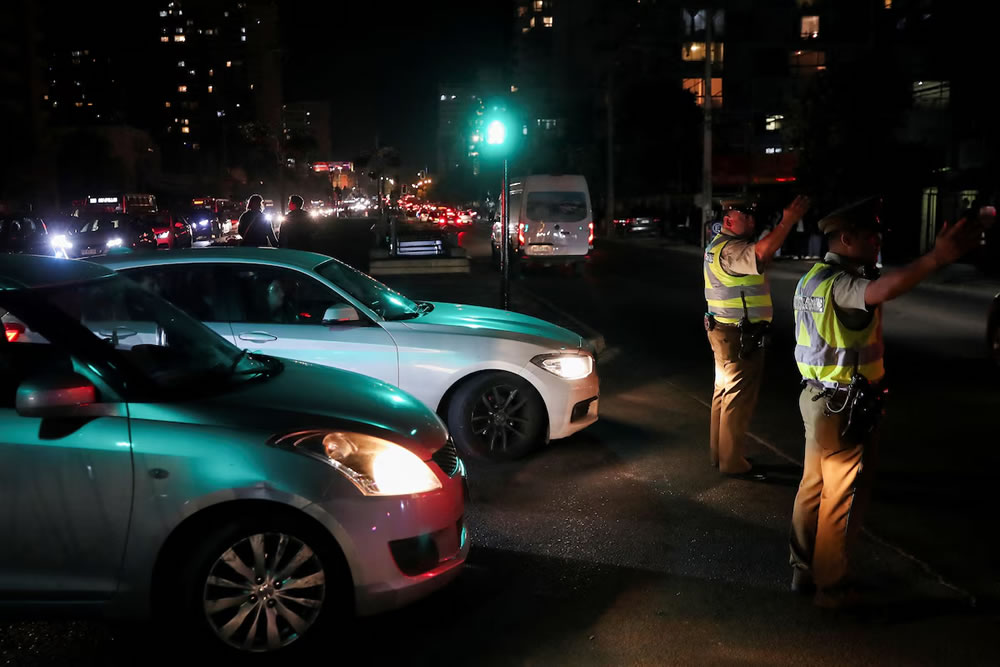 Boric advirtió que actuará con dureza contra las empresas responsables del masivo corte de luz en Chile