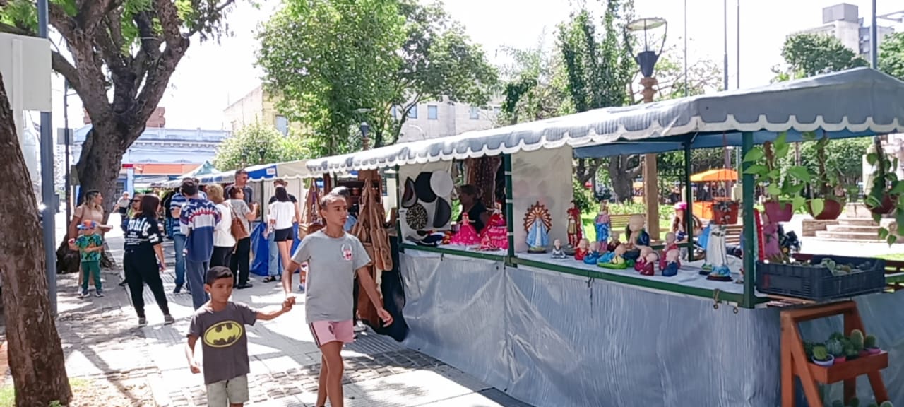 La Feria de Artesanos y Manualistas «Artes Populares»: 30 años de historia en la Plaza 25 de Mayo