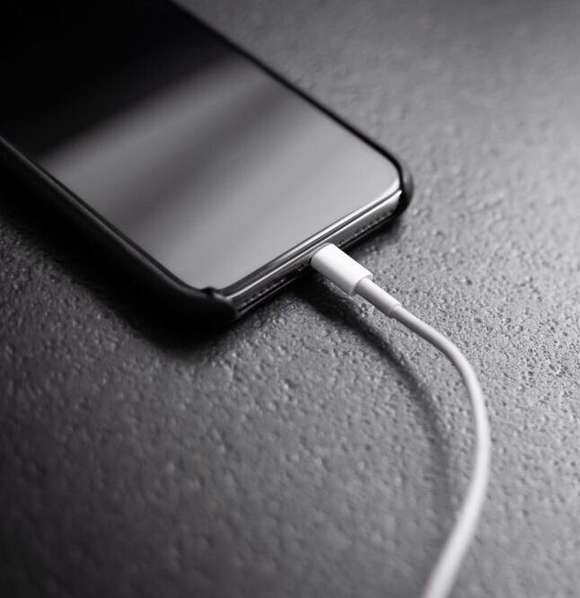 Cargar el celular por la noche podría estar dañando la batería