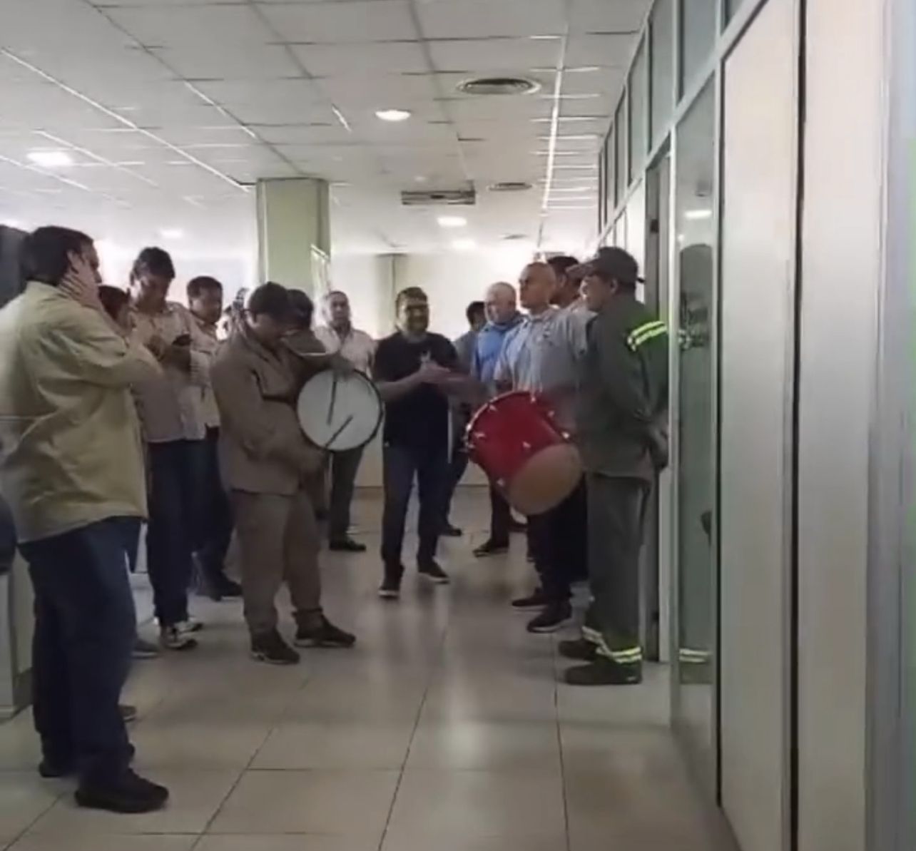 Protesta dentro del Centro Cívico: Trabajadores de un área de la municipalidad exigen mejoras laborales