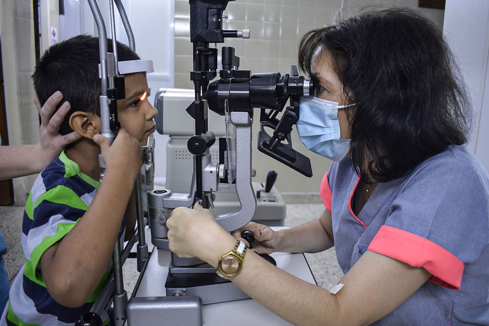 Instan a realizar controles oftalmológicos anuales en niños