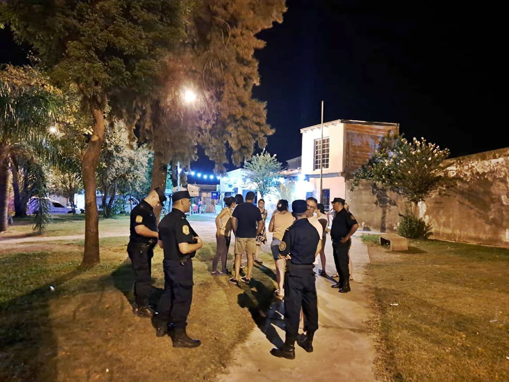 La policía se reunió con vecinos del barrio Sarmiento