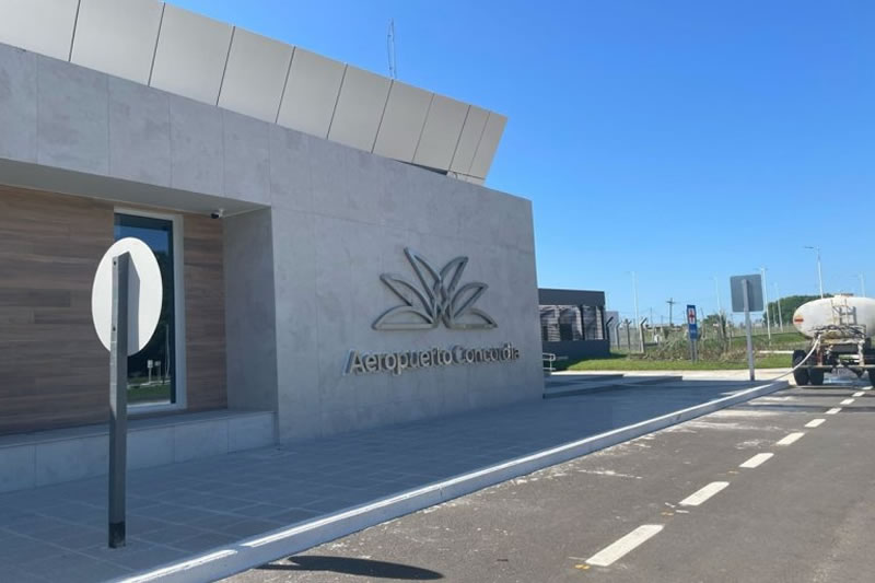 El renovado aeropuerto “Comodoro Pierrestegui” ya cuenta con conexión eléctrica