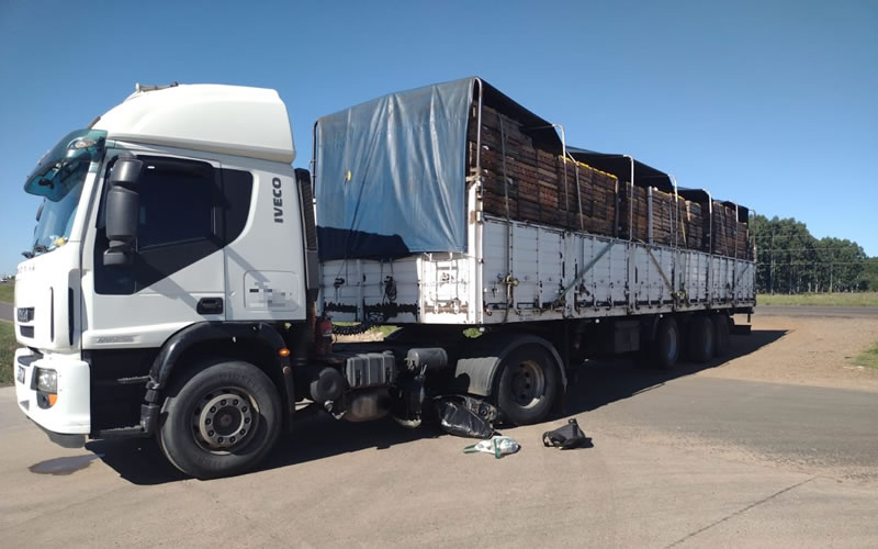 Un camión que intentaba salir de la Ruta 14 fue chocado por una moto que circulaba por la colectora