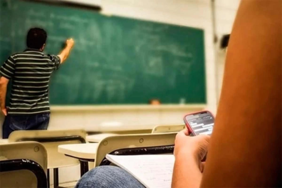 El 54% de los estudiantes argentinos de 15 años se distrae con su celular en clase