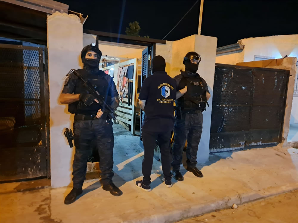 Detienen a dos personas en allanamientos por narcomenudeo en el barrio San Agustín