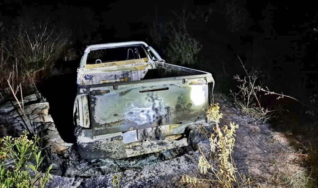 Lo maniataron para robarle y luego quemarle la camioneta