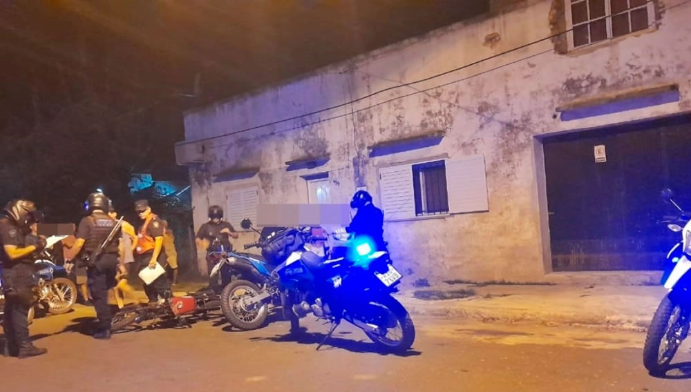 Motociclista ebrio evadió un control, huyó e intentó agredir a policía