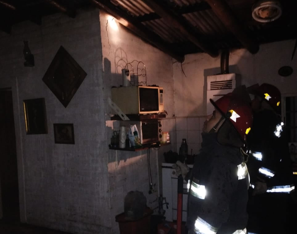 Bomberos Zapadores sofocaron incendio de una vivienda sobre la autovía Artigas