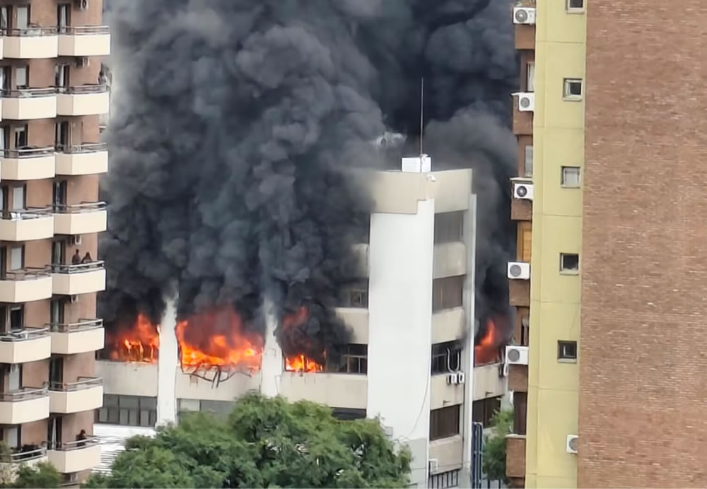 Se produjo un incendio de gran magnitud en un edificio en Córdoba
