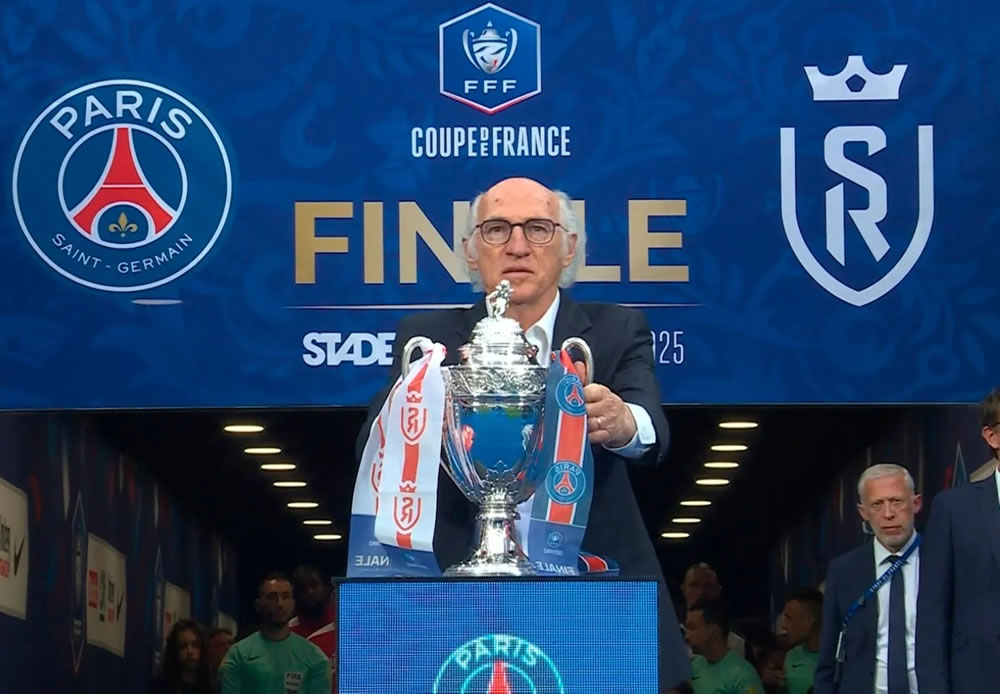 El PSG se coronó campeón de la Copa de Francia y alzó el trofeo entregado por Carlos Bianchi