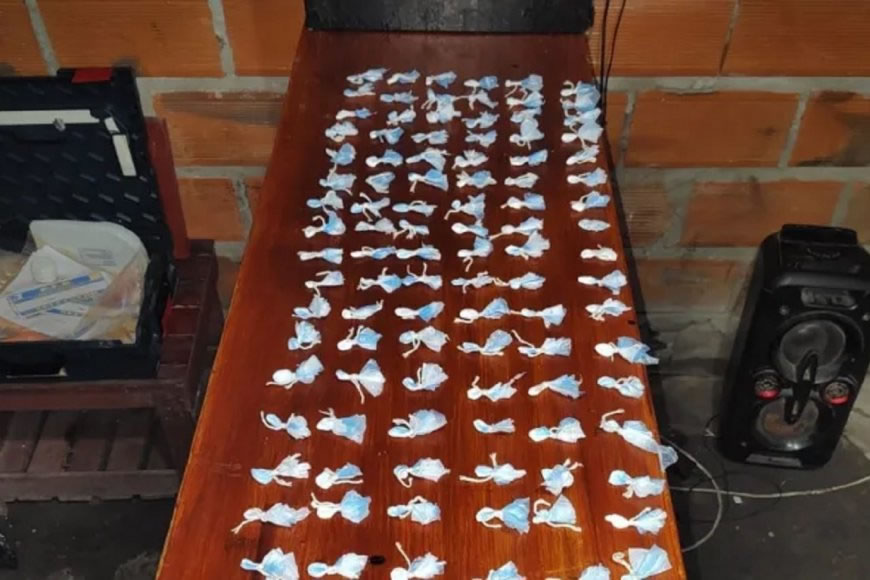 Durante allanamientos por un ataque a balazos, incautaron cocaína y detuvieron a cuatro personas