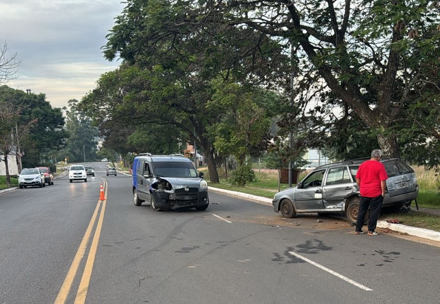 Un hombre fue hospitalizado tras un fuerte impacto entre dos vehículos