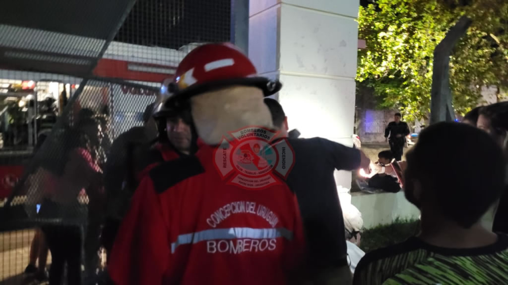 Bomberos rescataron a un niño atrapado entre un portón y una pared