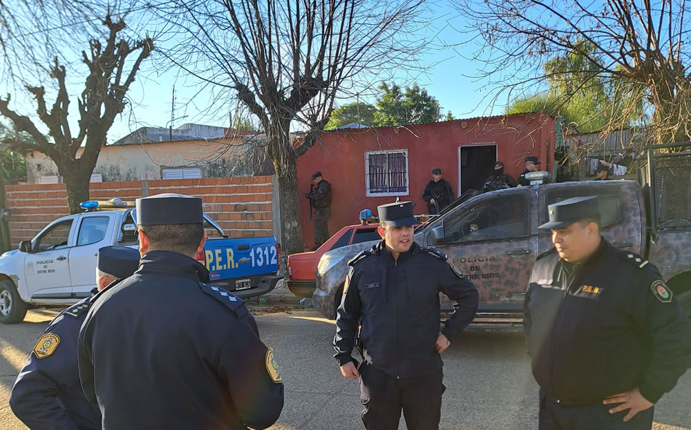 Allanaron dos viviendas tras una amenaza de muerte a un menor