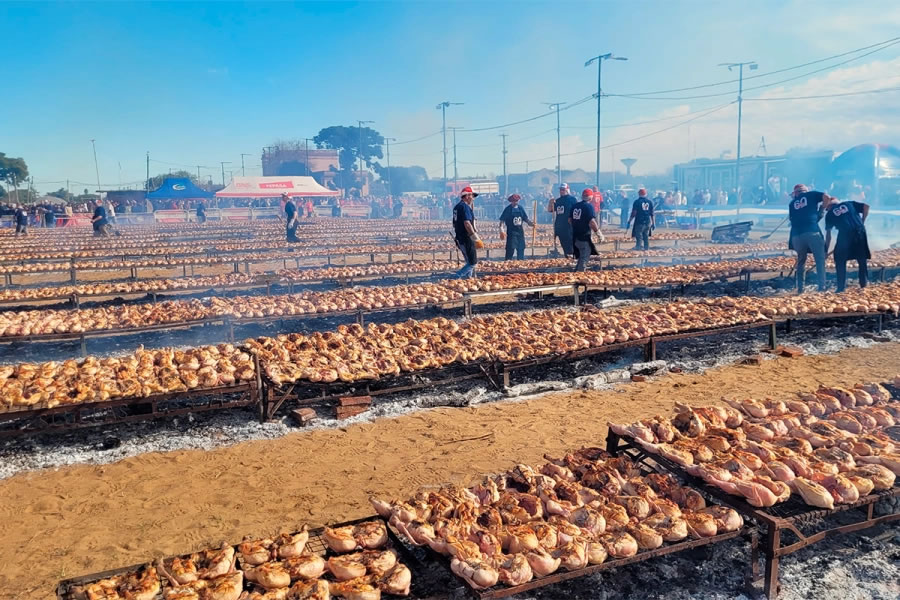 Concepción del Uruguay batió el récord Guinness de pollo asado con más de 8.600 kilos