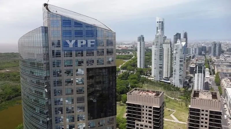 La Justicia de EE.UU. obliga a la Argentina a entregar el 51% de las acciones de YPF