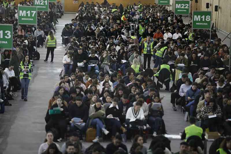 «Los vendían por US$5000»: Las quejas de los médicos que tienen que volver a rendir el Examen Único