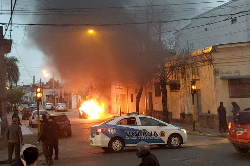 Un auto se incendió mientras circulaba, causando daños en el rodado y en una casa