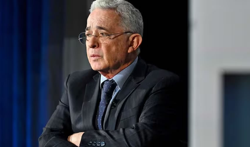 El ex presidente de Colombia Álvaro Uribe fue condenado a 12 años de prisión por sobornar testigos