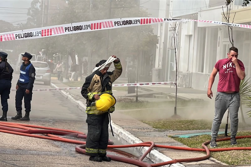 Una chispa provocó un incendio que se expandió sobre viviendas y comercios