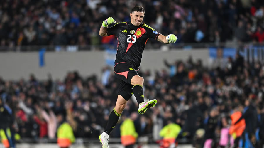 «Dibu» Martínez volvió a ser nominado al Mejor Arquero del Mundo