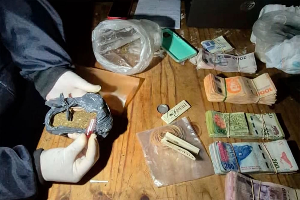 Secuestran droga, dinero y detienen a seis personas en operativos por narcomenudeo