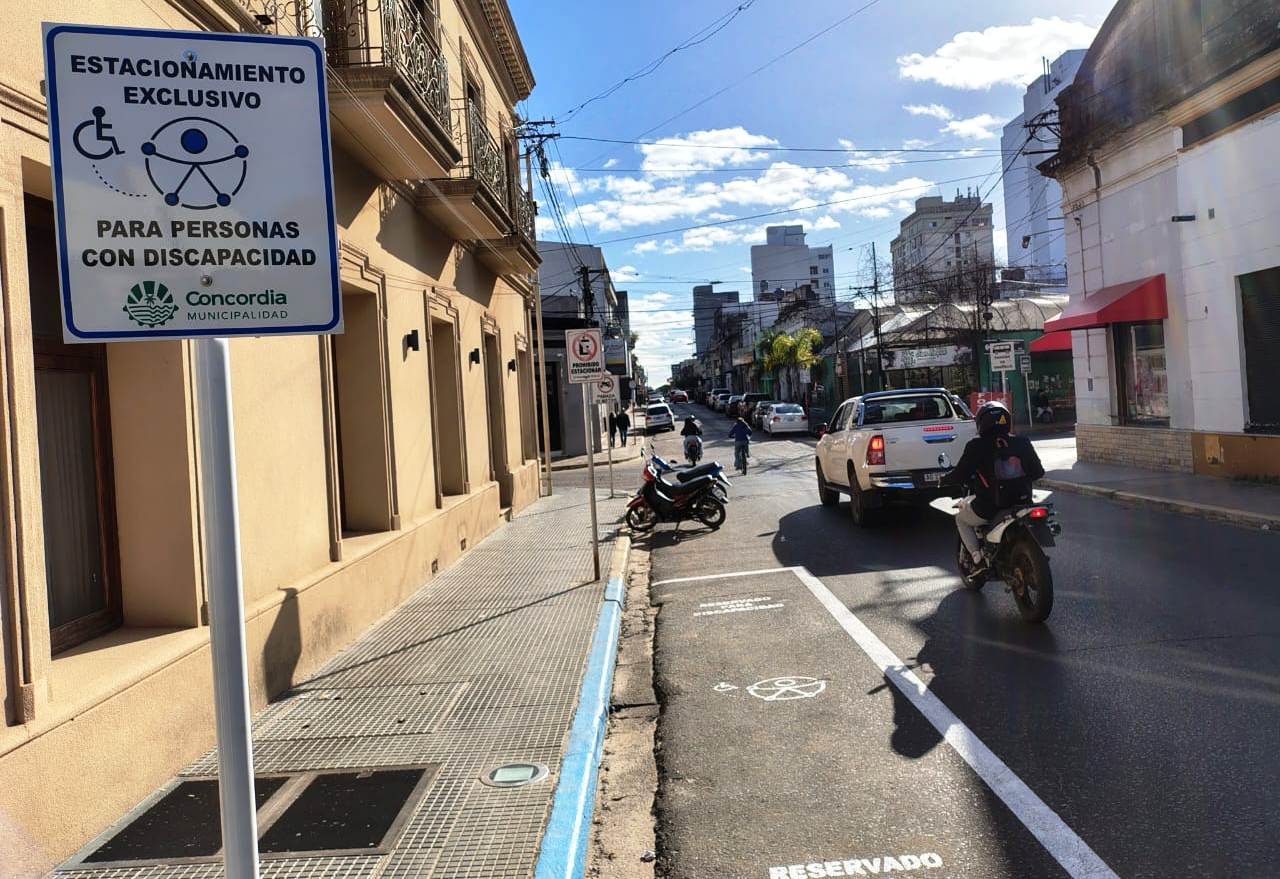 Señalizan nuevos espacios reservados para personas con discapacidad en el centro de Concordia