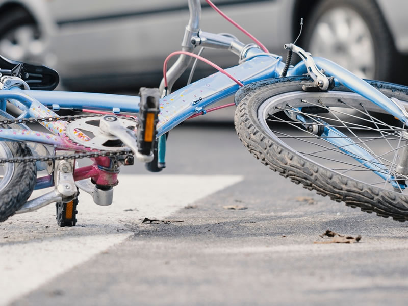 Cayó en un pozo mientras andaba en bicicleta y obtuvo una indemnización de $64 millones