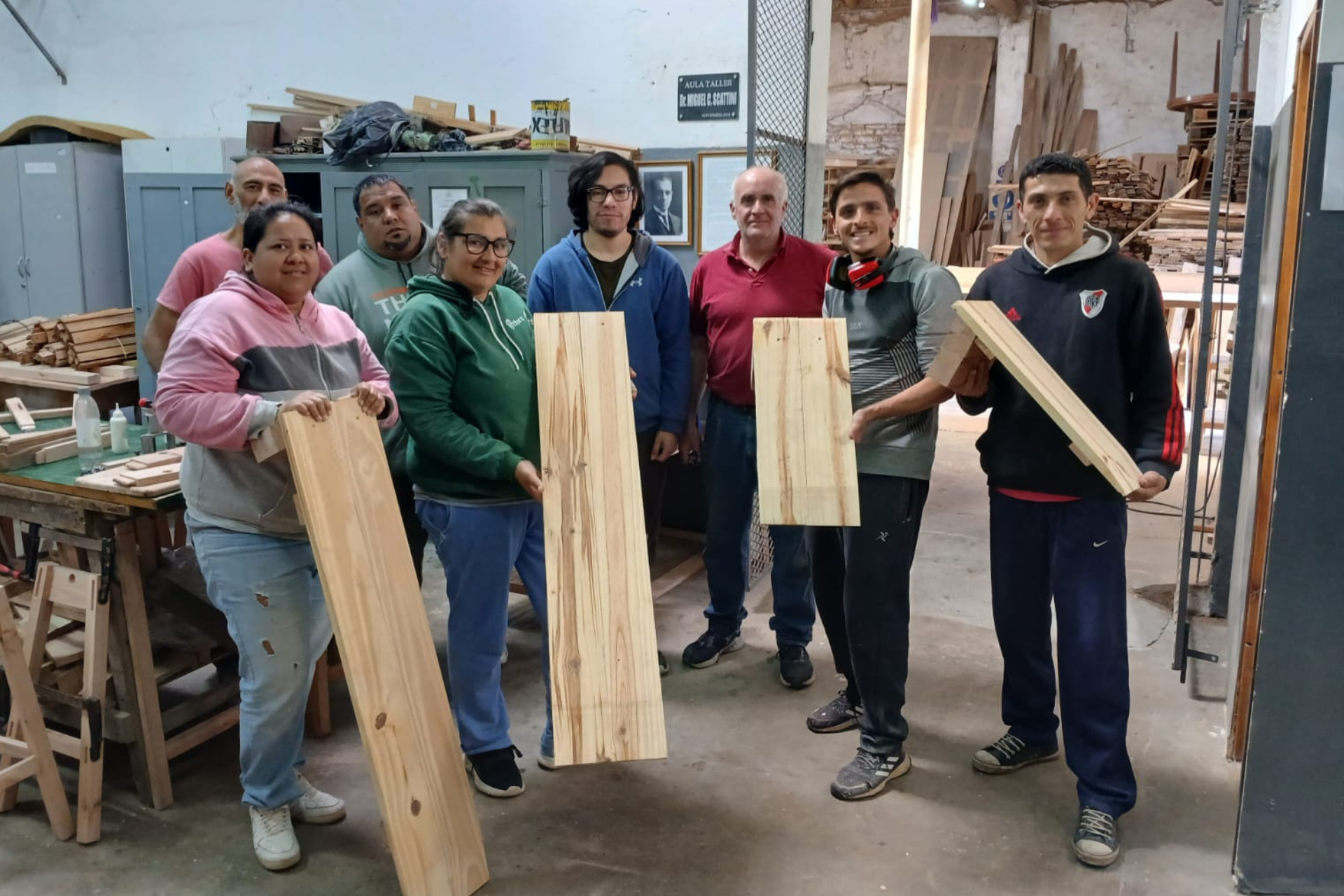 Estudiantes del taller auxiliar de carpintería de Concordia crearon una rampa móvil para garantizar la accesibilidad edilicia