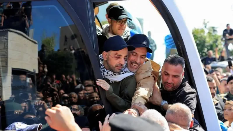 Hamás e Israel intercambian los últimos rehenes vivos por presos palestinos mientras firman el alto el fuego para Gaza