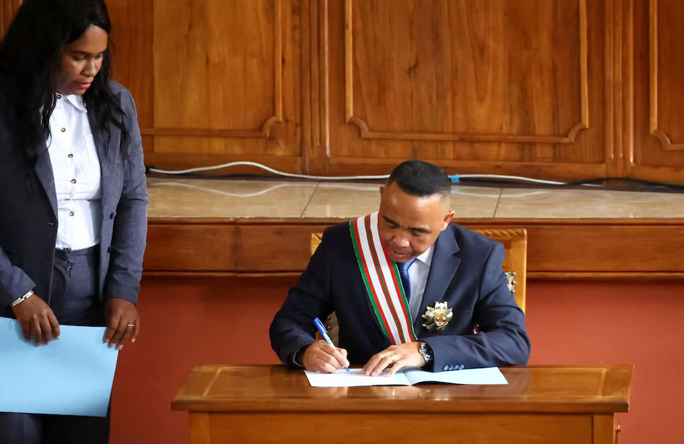 El líder militar del golpe de Estado en Madagascar tomó juramento como presidente interino del país