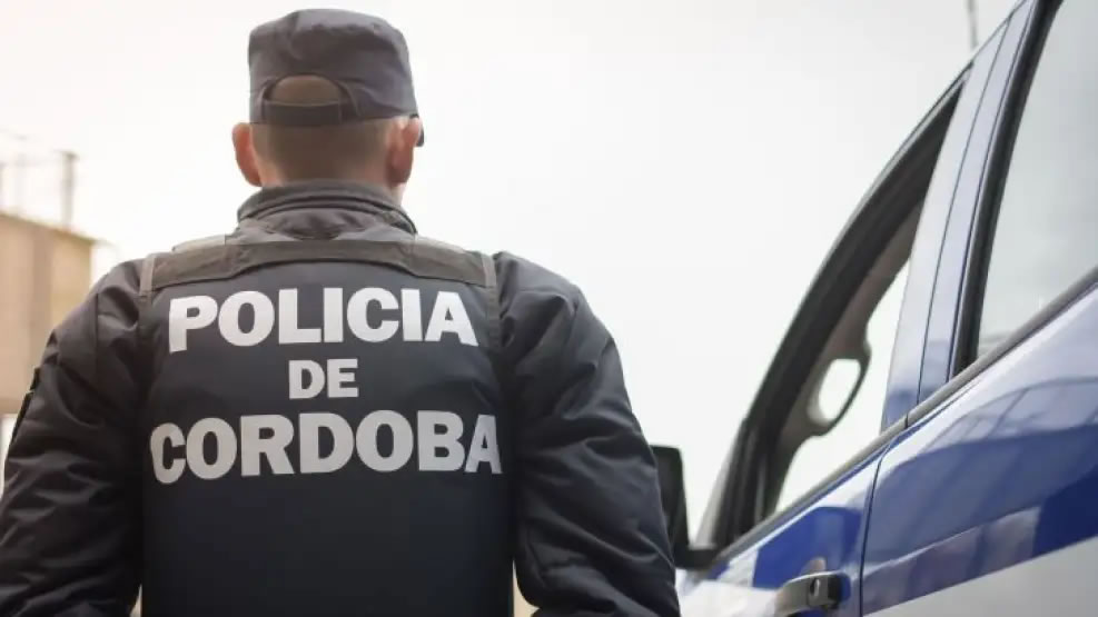 Córdoba: Investigan a un policia por tomar fotos a compañeras en el baño