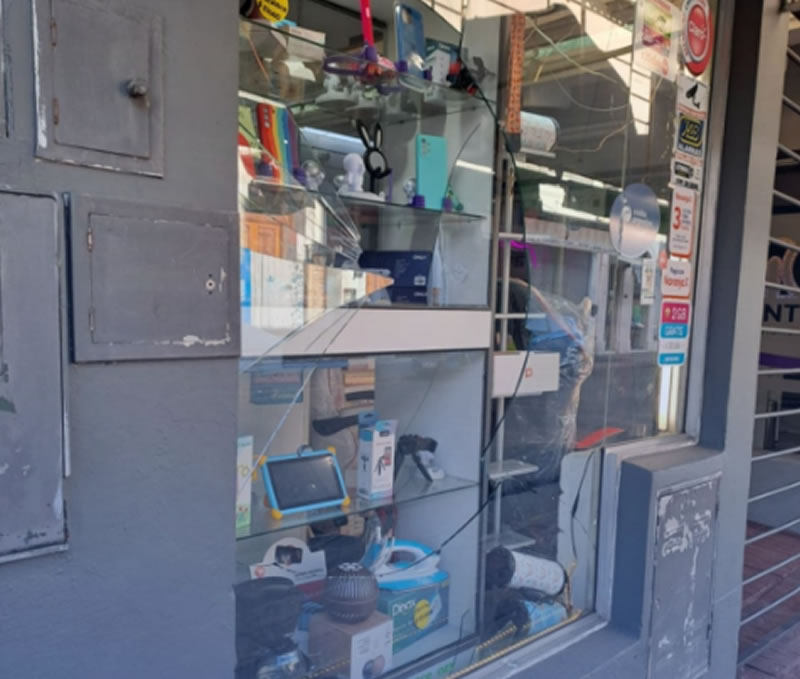 Rompieron la vidriera de un local y se llevaron varios celulares