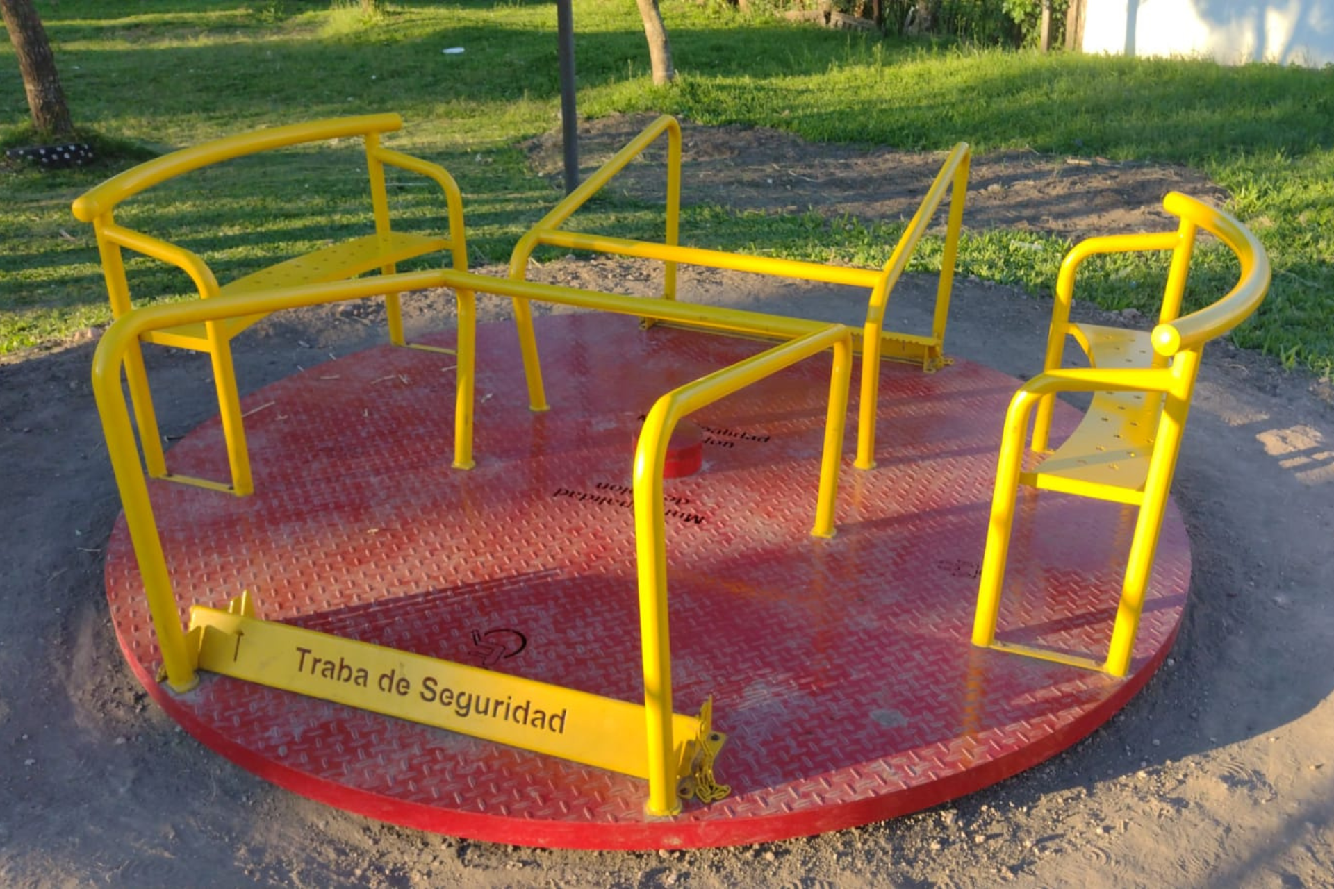 Estudiantes de escuela técnica hicieron una calesita adaptada para una plaza de Colón