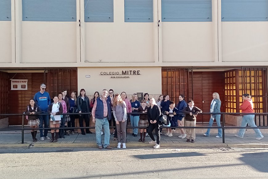 Padres protestaron frente al Colegio Mitre: “Queremos que limpien el nombre del profesor” que fue “despedido injustamente”