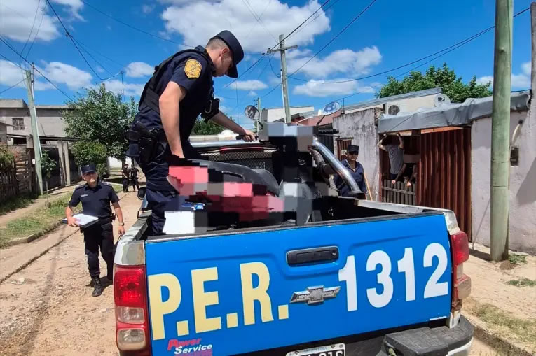 Detuvieron a dos sospechosos por el robo de un celular tras allanamientos