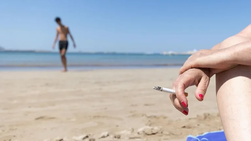 Mar del Plata multará con hasta $508.992 a quienes fumen en sus playas a partir de este verano