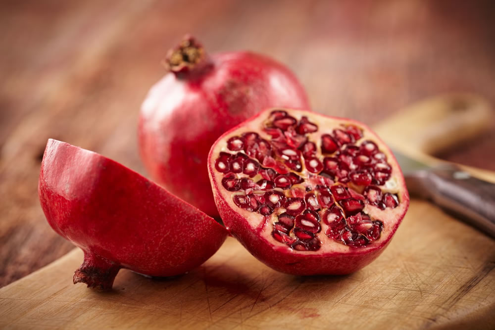 El secreto de la granada: Científicos demuestran que una molécula de la fruta revierte el envejecimiento del sistema inmunológico