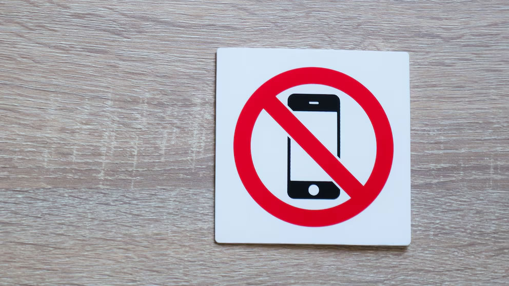 Por qué cada vez más escuelas de EEUU restringen el uso de celulares en clases