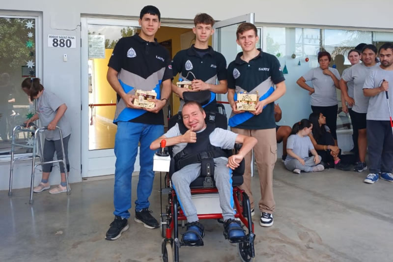 Alumnos adaptaron una silla de ruedas a motorizada para el Instituto Igualar