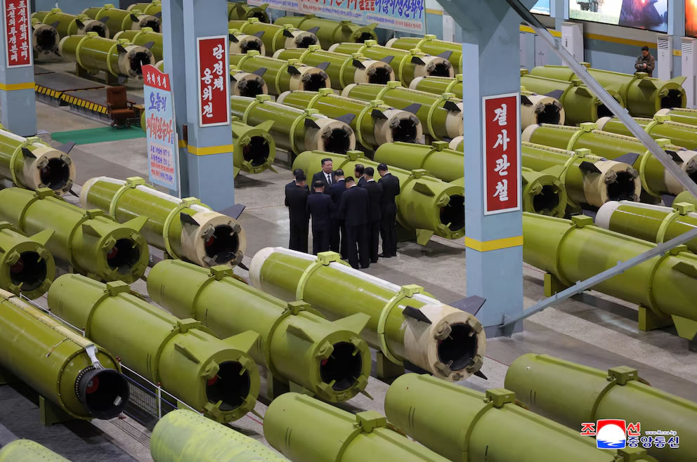 Corea del Norte: Kim Jong Un ordenó la expansión y modernización de la producción de misiles para el 2026